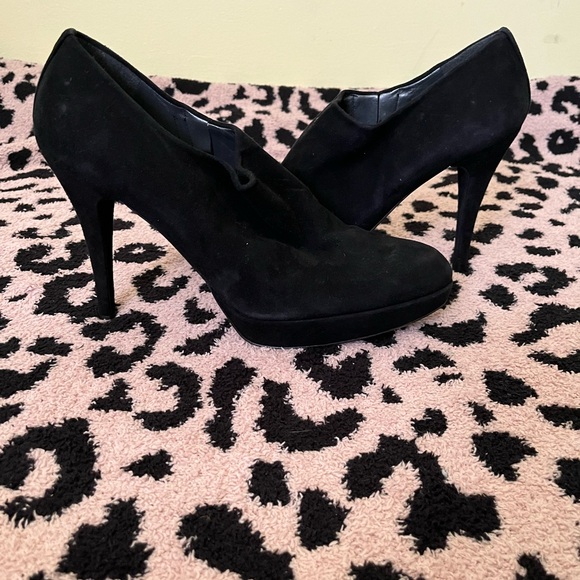 Stuart Weitzman Classic Black Heeled Booties 10 - Picture 2 of 8